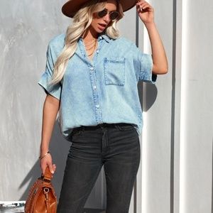 VICI RUSTIN CHAMBRAY BUTTON DOWN TOP - LIGHT WASH